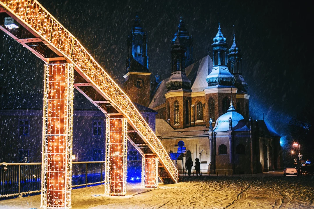 Poznań rozbłyśnie tysiącami świateł. Trwa montaż świątecznych iluminacji - Zdjęcie główne