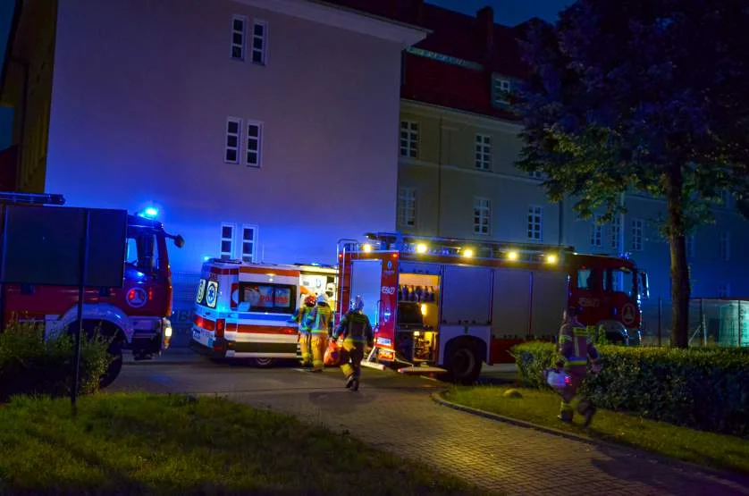 Nie żyje jeden mężczyzn poparzonych w wybuchu w piwnicy bloku w Jarocinie