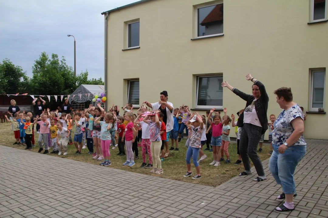 Przedszkolaki integrowały się z seniorami. Festyn na ulicy Zacisznej w Jarocinie