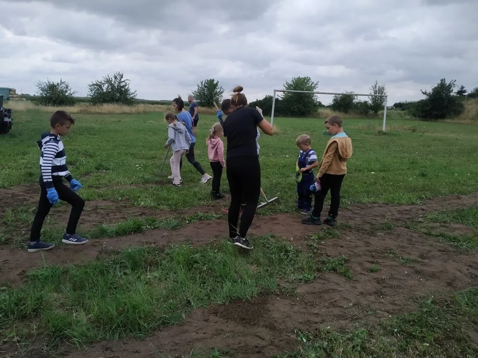 Porządki w Rusku. Najpierw wysprzątali boisko, a potem zagrali mecz