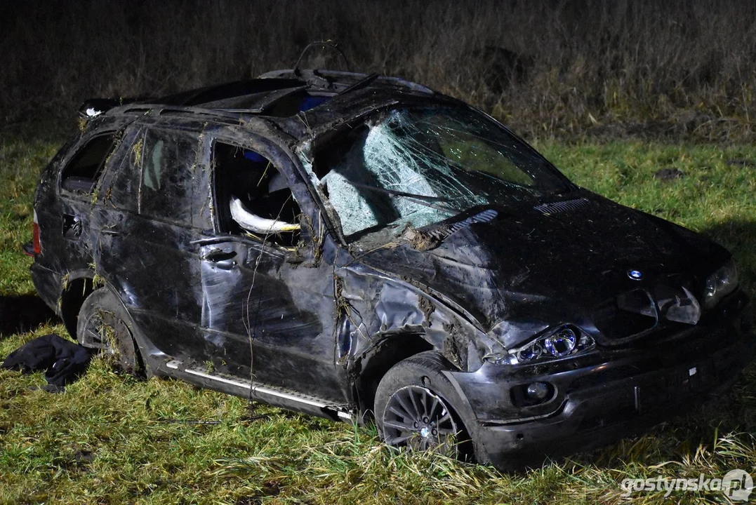 Wypadek na trasie Gostyń - Poniec. Kierowca BMW wypadł przez szyberdach