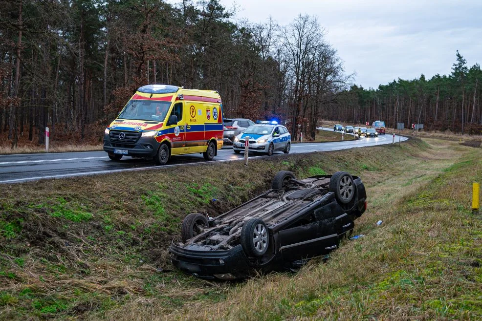 Osobowy opel dachował na DK 12 w Brzostowie. Jedna osoba poszkodowana [ZDJĘCIA] - Zdjęcie główne