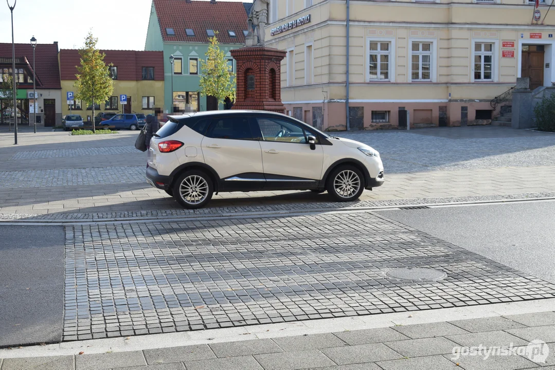 Nielegalne parkowanie na rynku w Krobi