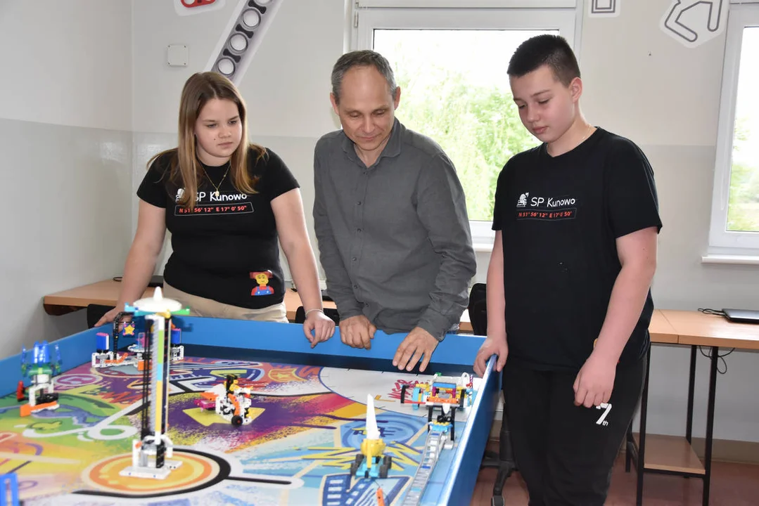LEGOmaniacy - drużyna ze Szkoły Podstawowej w Kunowie z nagrodami z regionalnego oraz ogólnopolskiego turnieju FIRST LEGO LEAGUE