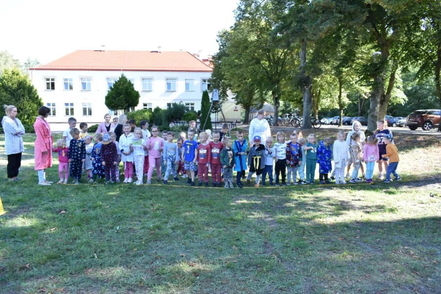 Bieg w piżamach w szkole w Kwileniu