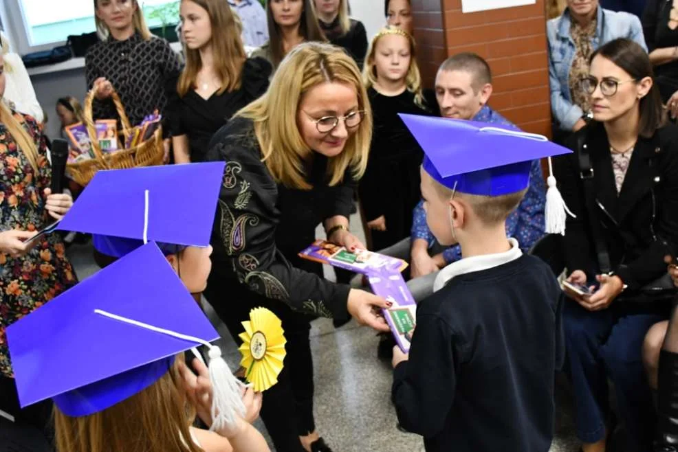 Pasowanie na uczniów w Szkole Podstawowej w Dobrzycy