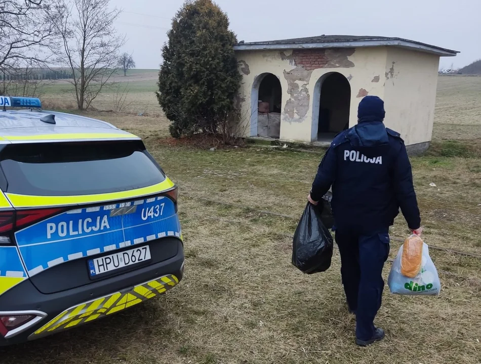 Koczuje na przystanku autobusowym. Policjanci pomagają bezdomnemu przetrwać zimę - Zdjęcie główne