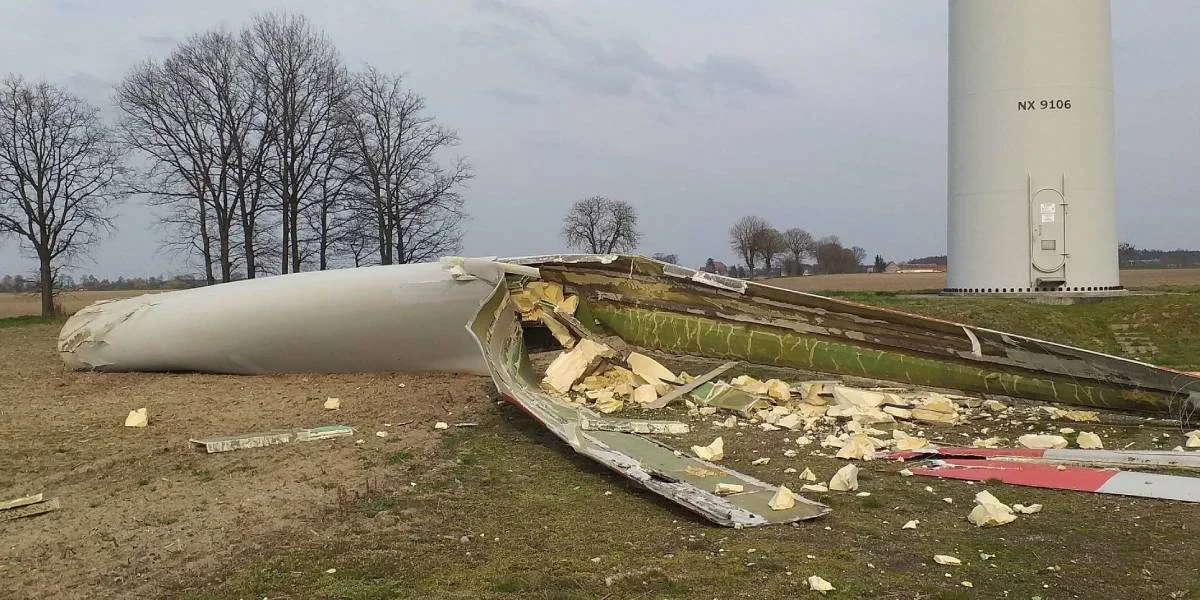 Urwane śmigło od wiatraka w Dobieszczyźnie.