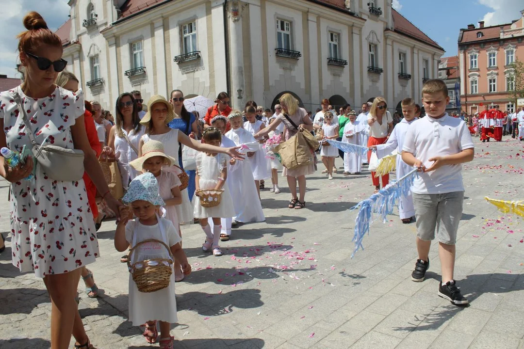 Boże Ciało w Jarocinie. Procesja z parafii św. Marcina do Chrystusa Króla