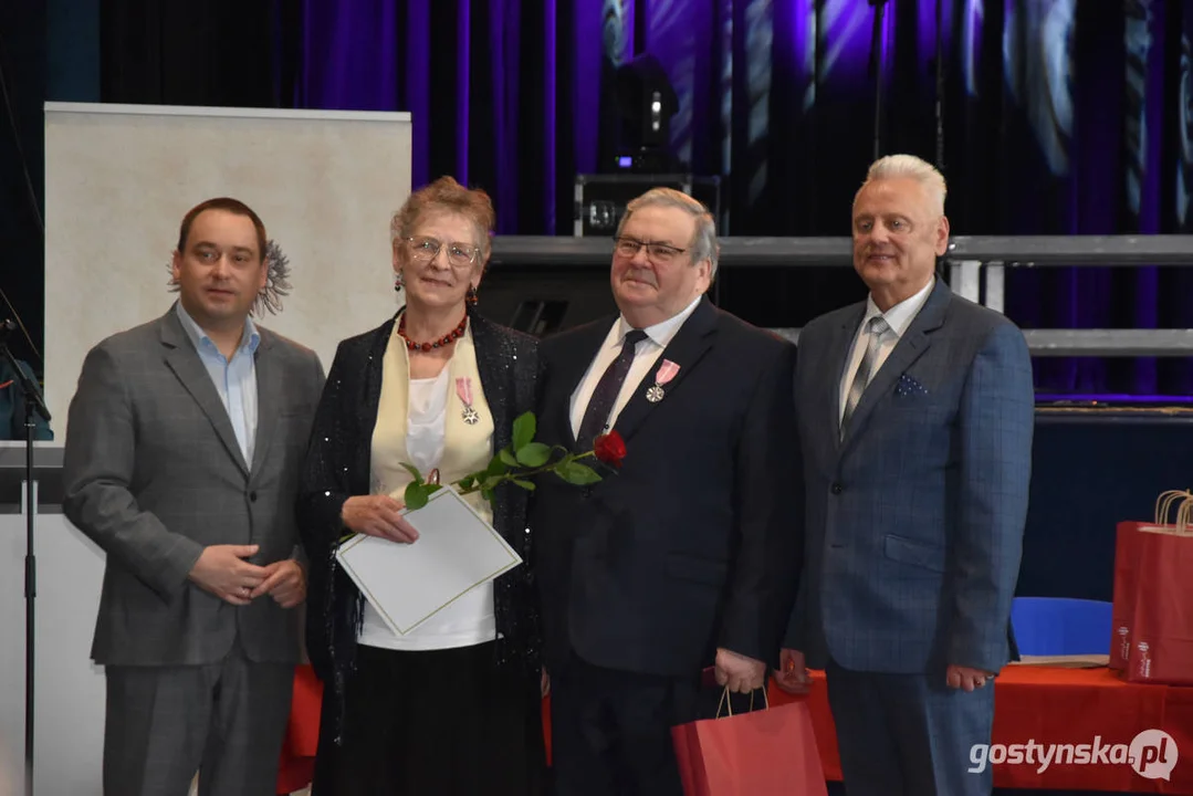 Jubileusze małżeńskie w gminie Gostyń. Blisko 60 par otrzymało pamiątkowe medale