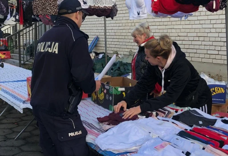 Rawiccy policjanci na targowisku. Ostrzegali przed oszustami