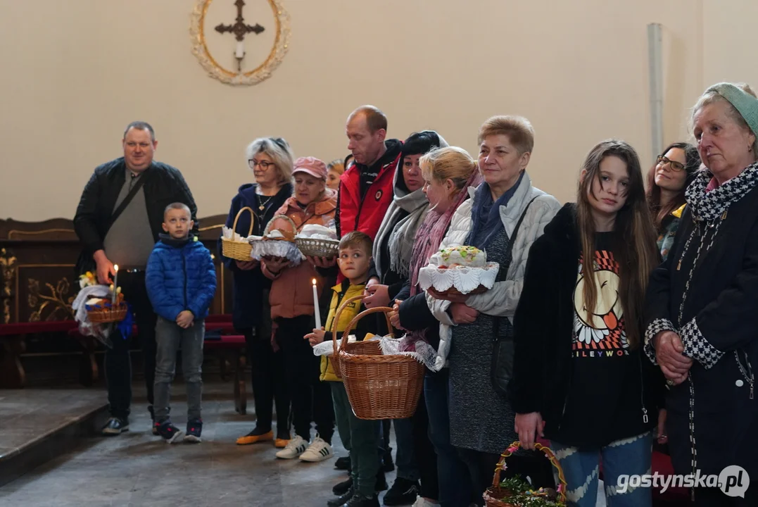 Ukraińskie rodziny na "święconce" w  Świętogórskiej Bazylice