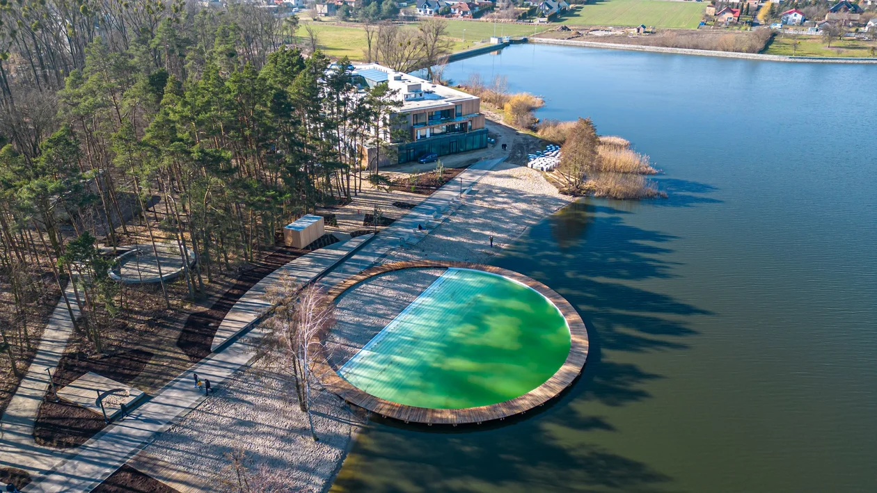 Molo, okrągłe pomosty i podświetlany basen. To 1,5 godziny drogi od Krotoszyna [ZDJĘCIA, WIDEO] - Zdjęcie główne
