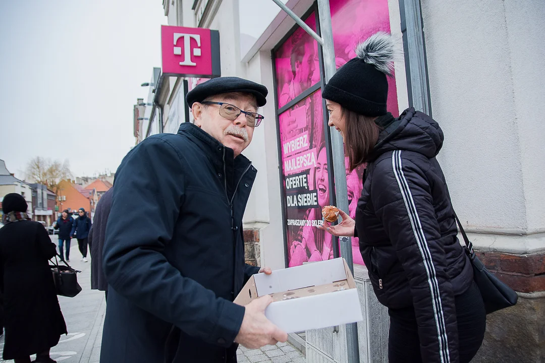 Przedwyborczy tłusty czwartek w Jarocinie. Kandydat PO KO na burmistrza i kandydaci Ziemi Jarocińskiej rozdawali pączki