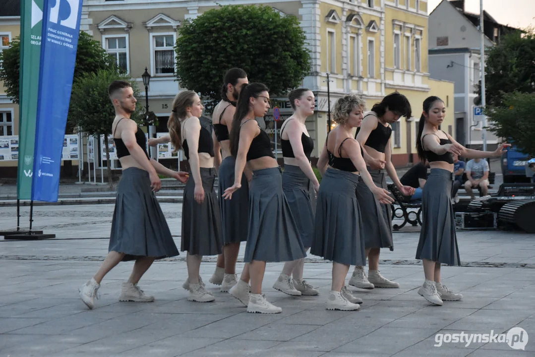 Spektakl teatralny na gostyńskim rynku