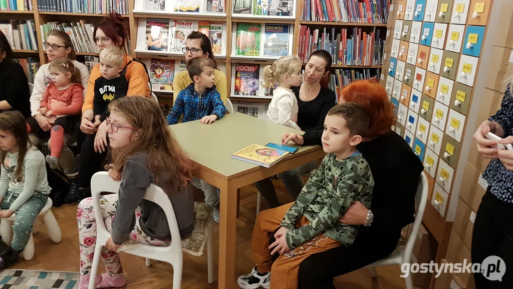 Dzień Postaci z Bajek - Głośne Czytanie w bibliotece miejskiej w Gostyniu