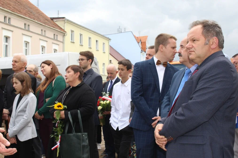 Jarocin. Odsłonięcie tablicy poświęconej kolporterom gazety konspiracyjnej "Dla Ciebie, Polsko" i koncert patriotyczny w JOK-u