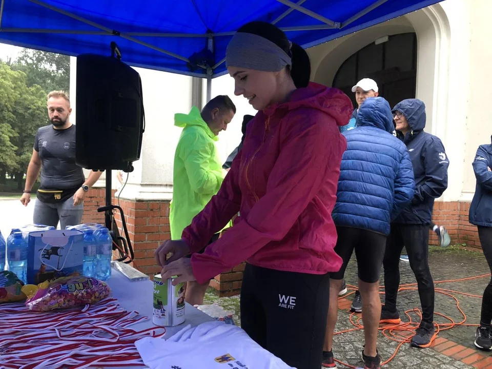 Mimo deszczu pobiegli dla Blanki. Zrobili bieg przed festynem