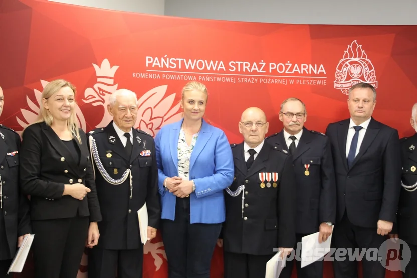 Wręczenie świadczeń ratowniczych i promes dla młodzieżowych drużyn pożarniczych z powiatu pleszewskiego