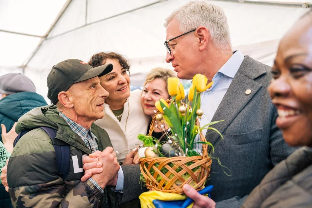 Prawosławni świętowali Wielkanoc w Poznaniu. Prezydent miasta otrzymał flagę Ukrainy