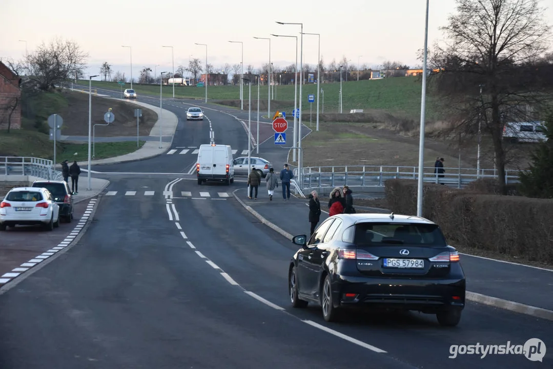 Otwarcie nowej drogi w Gostyniu - spacer samorządowców i mieszkańców