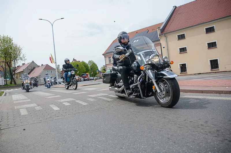 Wystawa zabytkowych pojazdów w Jarocinie z okazji Święta Flagi