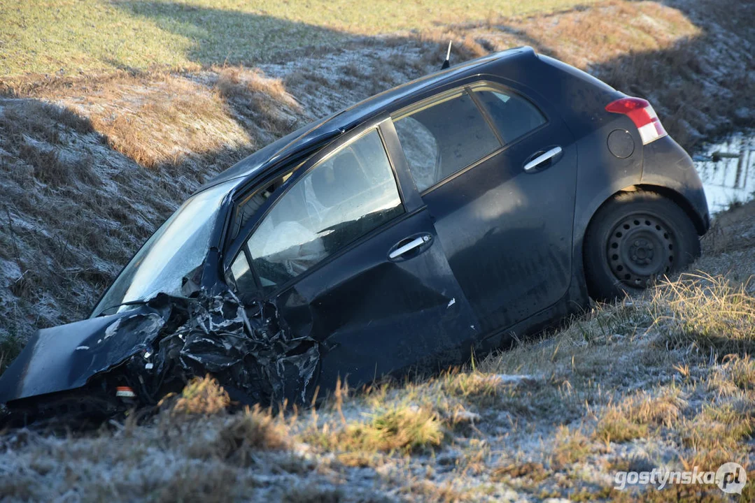 Wypadek na DW434 Gostyń - Poznań. Zderzyły się trzy samochody