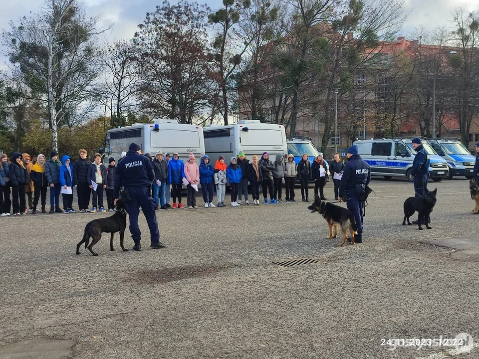 Uczniowie podstawówki w Piaskach spędzili dzień na komendzie w Poznaniu