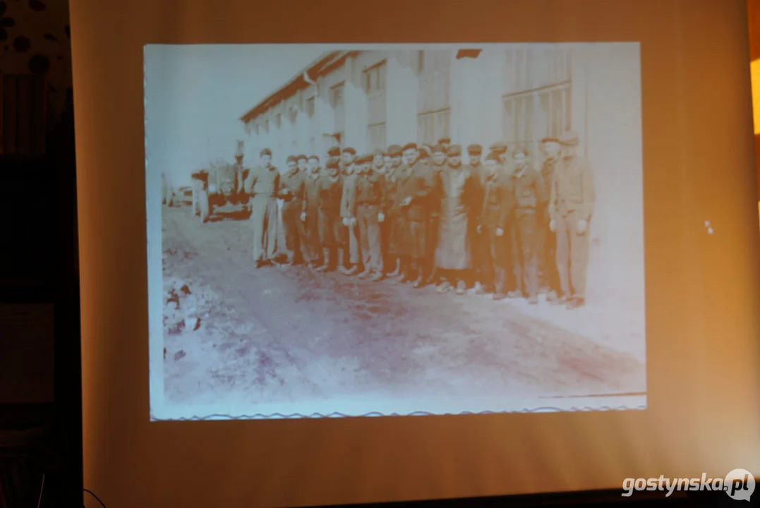 Miłośnicy starych fotografii w pogorzelskiej bibliotece