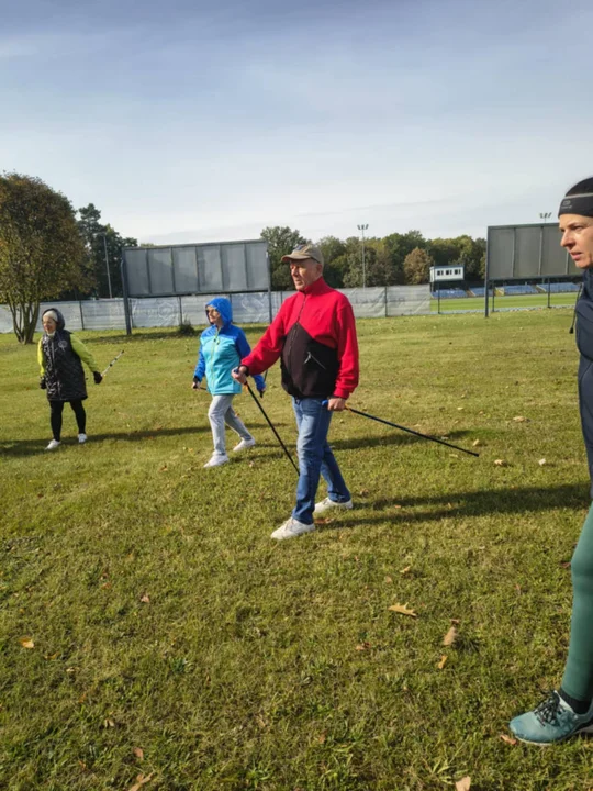 Gostyńscy seniorzy trenują nordic walking i aerobik