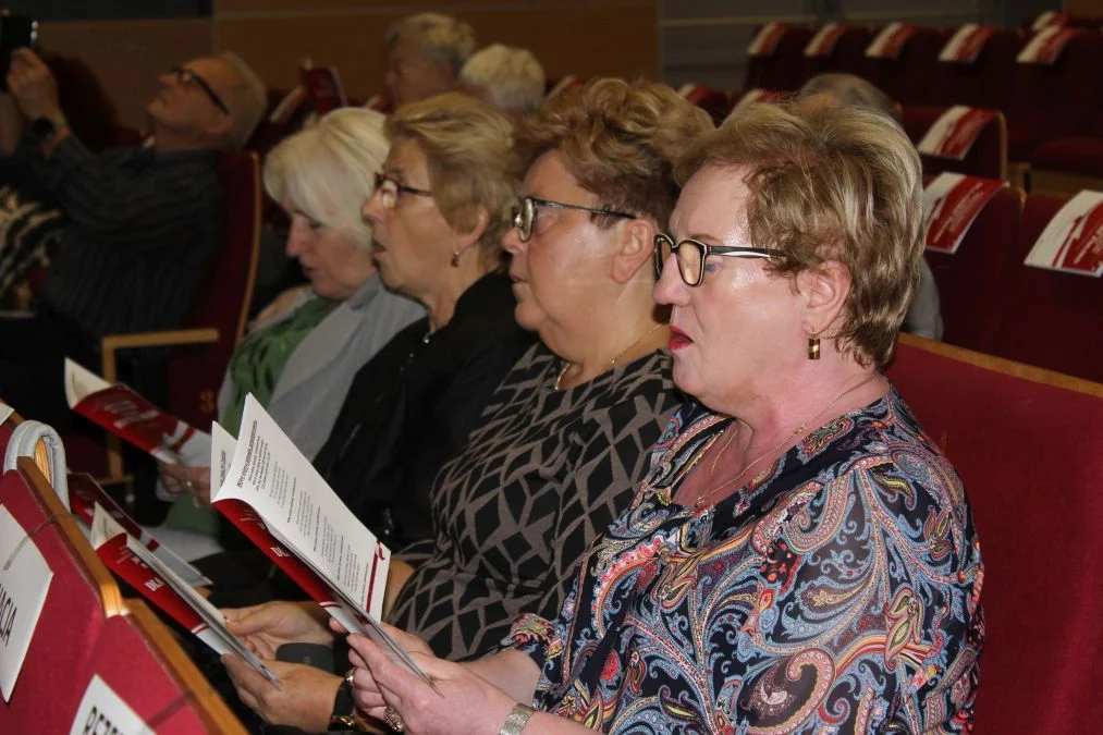 Jarocin. Odsłonięcie tablicy poświęconej kolporterom gazety konspiracyjnej "Dla Ciebie, Polsko" i koncert patriotyczny w JOK-u