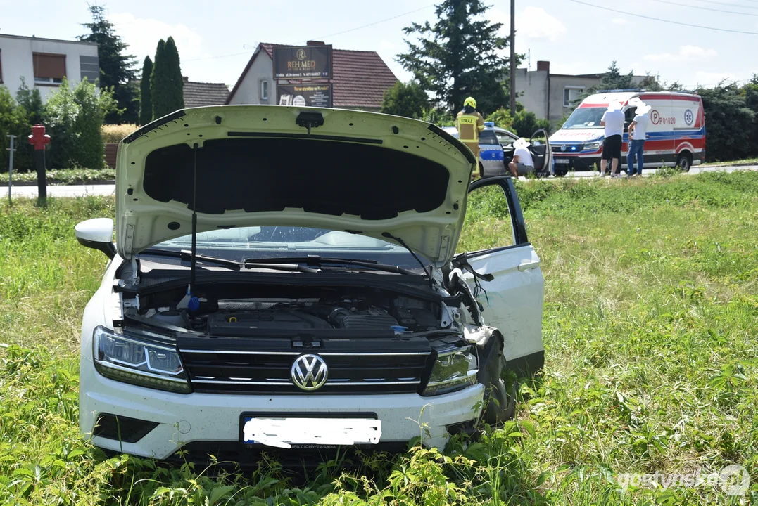 Zderzenie samochodu osobowego z ciężarówką przed przychodnią w Krobi