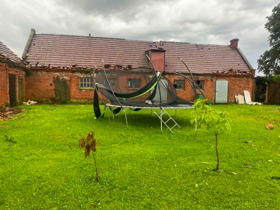 Gwałtowna burza w Krotoszynie i okolicy. Są zerwane dachy, powalone drzewa