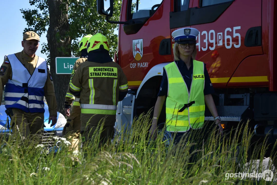 Kolizja na drodze powiatowej w Lipiu (gm. Piaski). Przewrócony samochód w polu