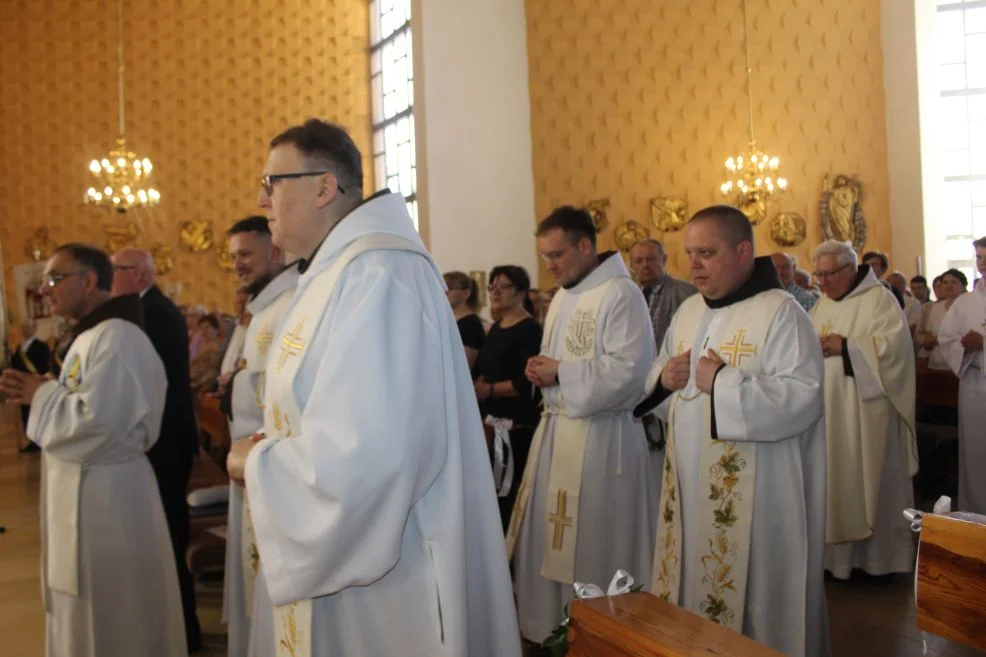 Tablica dla ojca Sylwina Wojdanowicza oraz jubileuszowy zjazd franciszkanów w Jarocinie