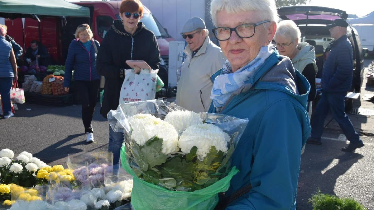 Ceny wiązanek i kwiatów na targowisku miejskim w Gostyniu