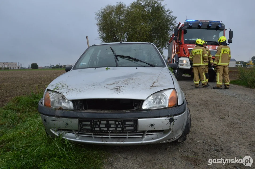 Dwóch 24-latków porzuciło samochód na polnej drodze w Krobi