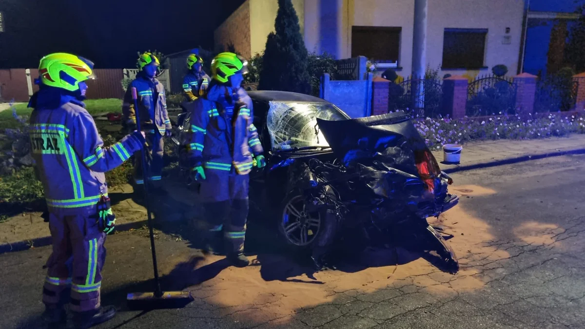 Wypadek w Sułkowicach. Kierujący BMW roztrzaskał płot i samochód