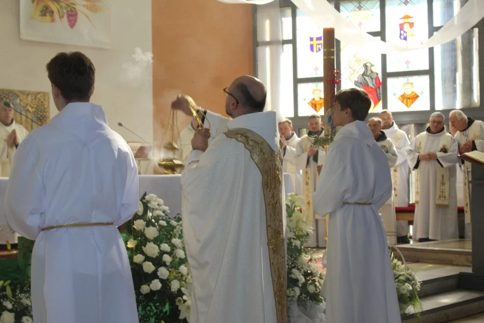 Tablica dla ojca Sylwina Wojdanowicza oraz jubileuszowy zjazd franciszkanów w Jarocinie