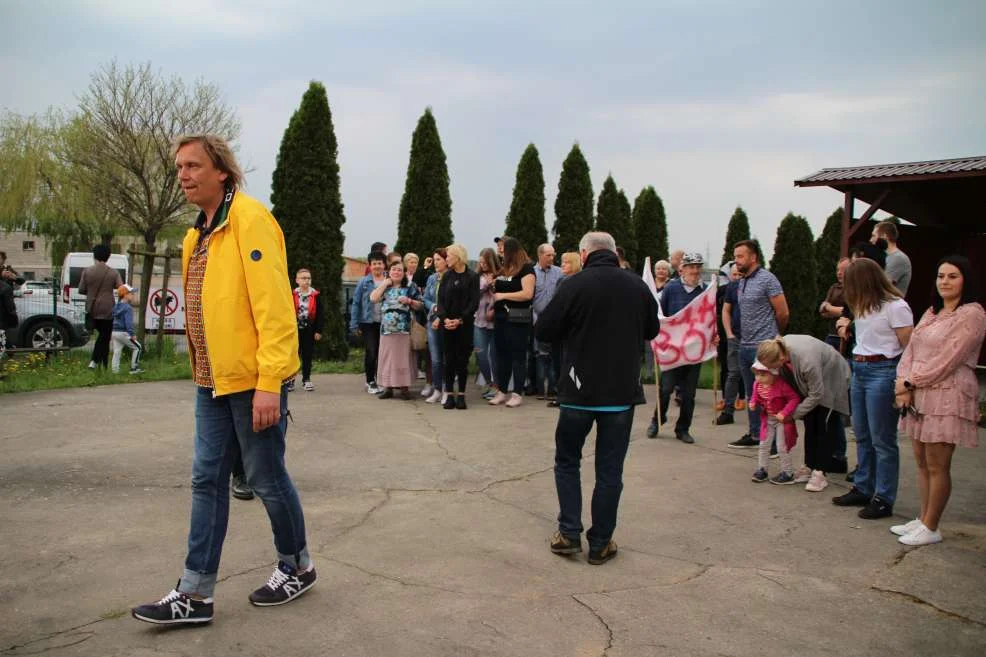 Protest przeciwko budowie ogromnej obowy w Kadziaku