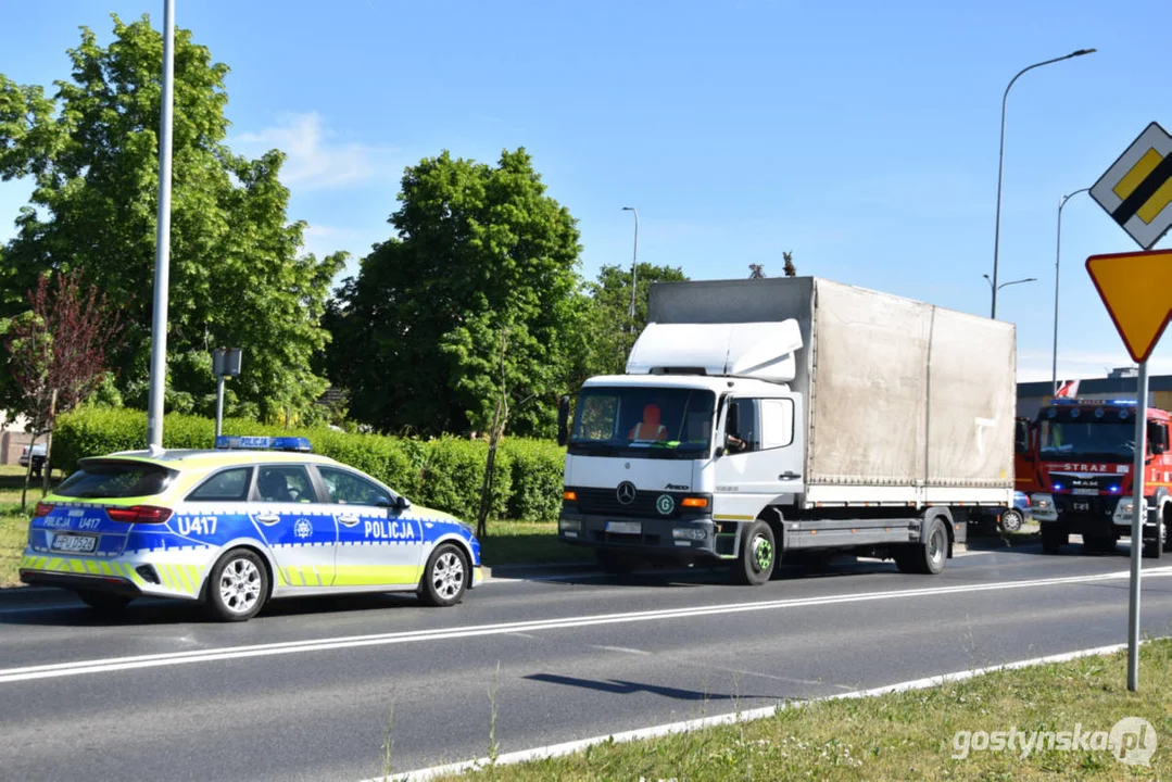 W Krobi samochód osobowy zderzył się z ciężarówką