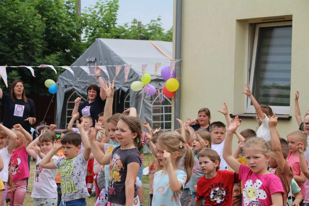 Przedszkolaki integrowały się z seniorami. Festyn na ulicy Zacisznej w Jarocinie