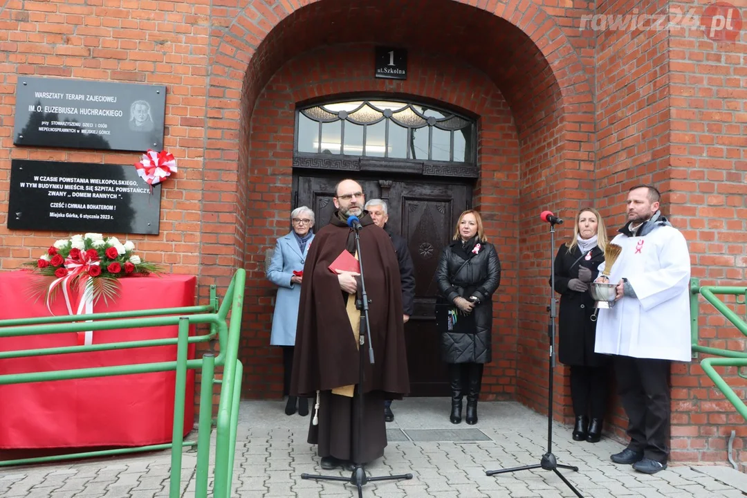 Miejska Górka. Odsłonięcie tablicy pamiątkowej na budynku WTZ