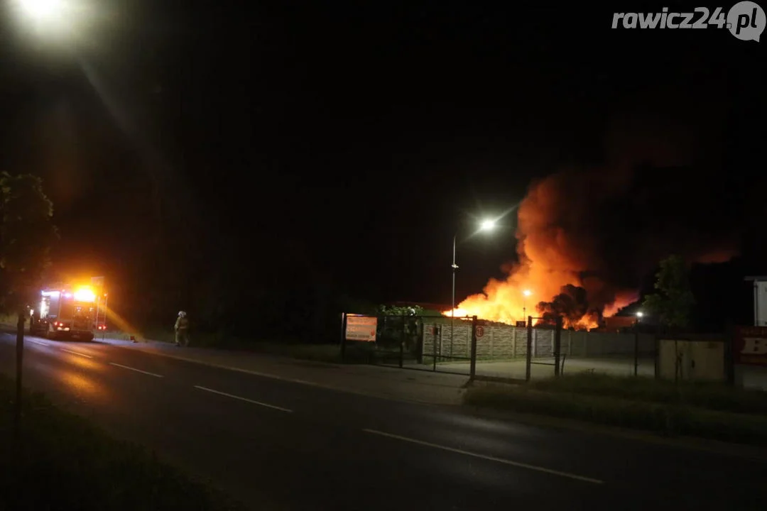 Pożar odpadów na terenie jednej z rawickich firm