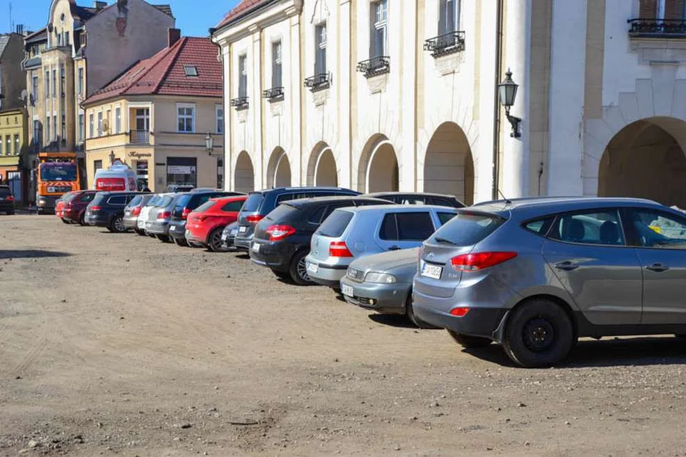 Chęć zaparkowania był większa od obawy o to, że samochód może zostać uszkodzony w trakcie odbywającychy sie na rynku robót