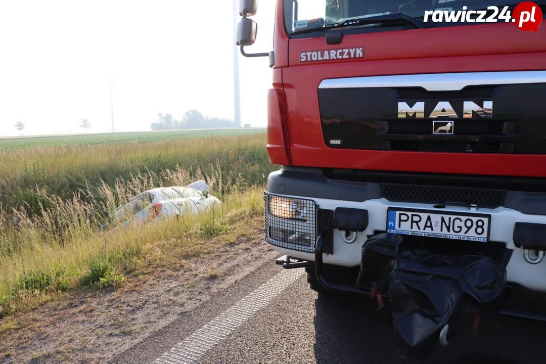 DK36. Auto w rowie pomiędzy rondem WOŚP a rondem Sarnowskim