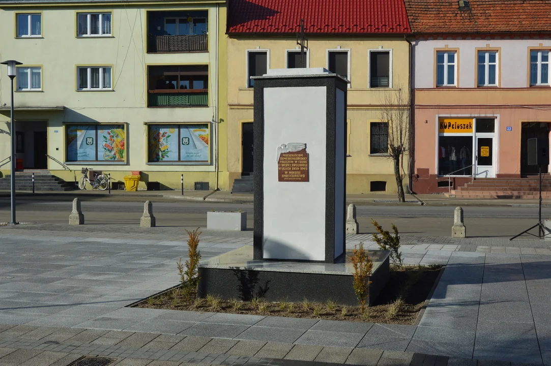 Otwarcie rynku w Jutrosinie z udziałem przedstawicieli samorządów, wojewody i parlamentu