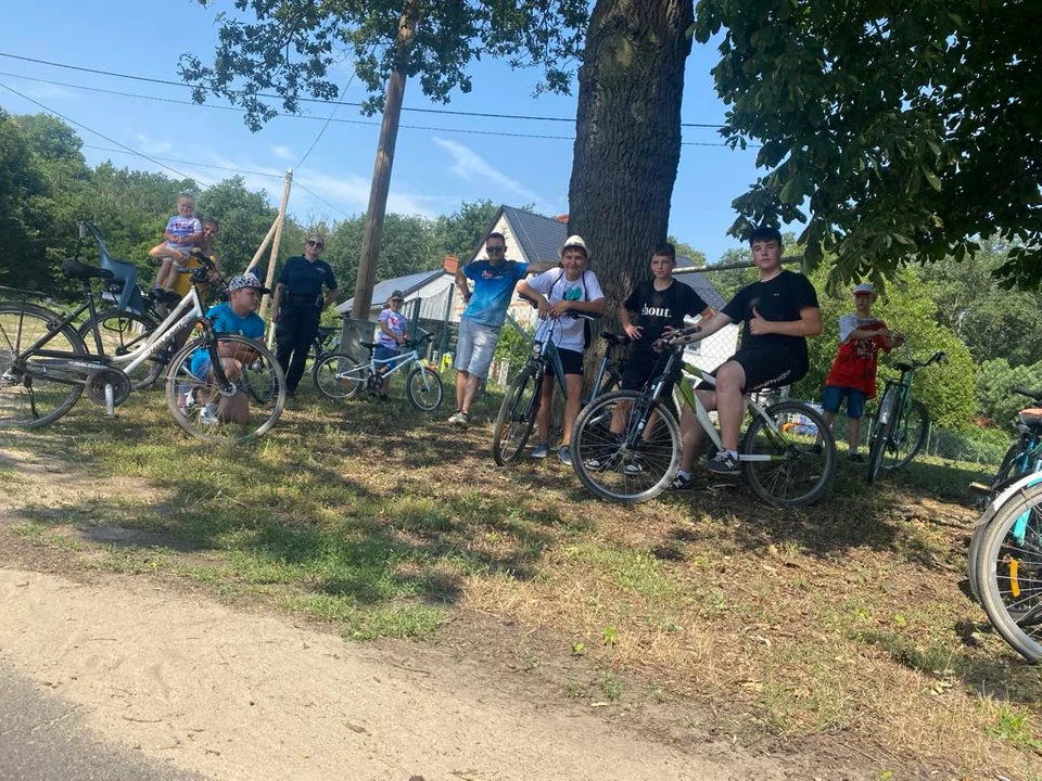 Rowerowe wakacje w Jutrosinie.  Dzieci poznawały okolice - Zdjęcie główne