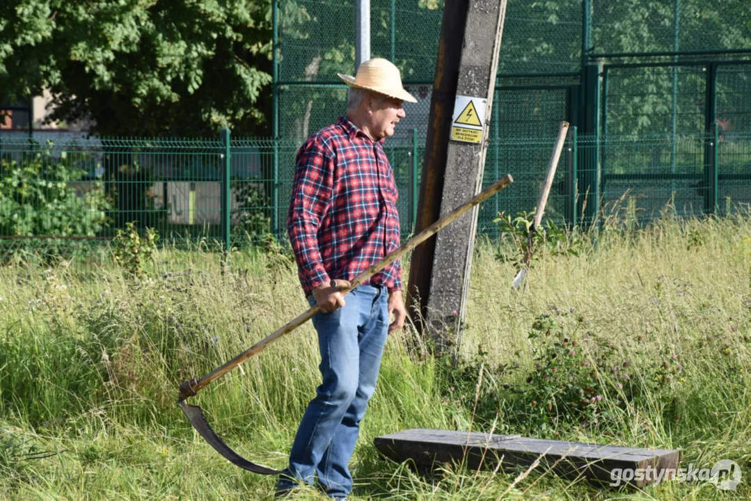 Weszli z kosami do  ogólnodostępnego sadu w Borku Wkp.