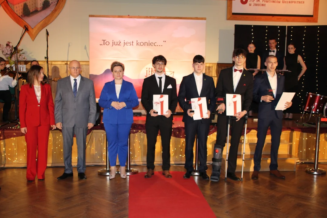 Maturzyści z Ziemi Jarocińskiej odebrali świadectwa. Zobacz zdjęcia z uroczystości